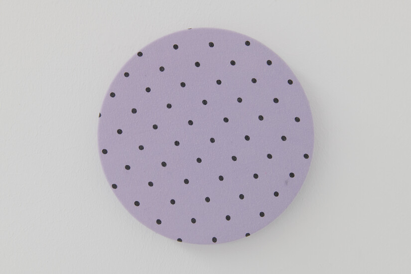 Ein Konfetti, 2020 (aus 60) – Durchmesser 20 cm; Stoff von ausrangierten Kleidungsstücken, Holzscheiben; Foto: Annette Kradisch