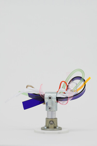 Beauty Trophy XXIV, 2024 &ndash; 46 x 20 x 33 cm; Alu, Rohrklemmen, Acrylglas; Foto: Annette Kradisch