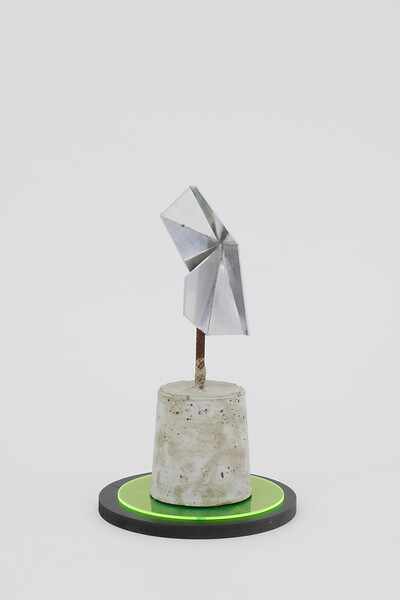 Beauty Trophy XXXVIII, 2024 &ndash; 24 x 24 x 41 cm; MDF, Beton, Baustahl, Alu, Acrylglas; Foto: Annette Kradisch