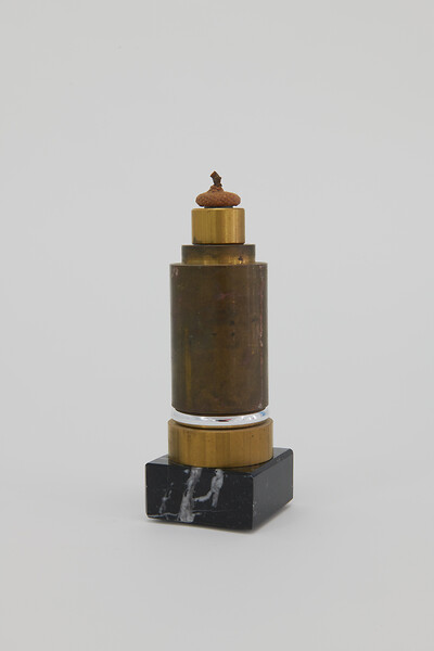 Beauty Trophy  XLIII, 2025 &ndash; 7 x 7 x 20 cm; Marmorsockel, Messing,  Vorhangring, Eichenhütchen; Foto: Annette Kradisch