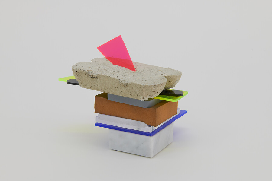 Beauty Trophy  XLI, 2025 &ndash; 15 x 19 x 15 cm; Marmorsockel, Acrylglas, PU, Unterlegstück, Beton; Foto: Annette Kradisch