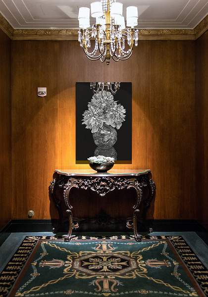 „Paeonia lactifora“ in den Waldorf Astoria Towers, New York 2014, 2014 &ndash; Ed. 3+2; 139,7 x 96,5 cm; Fotomontage, Pigmentdruck auf Papier, Diasec