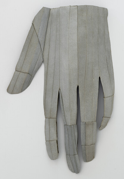 Hand als Säule, 2025 &ndash; 114 x 74 x 18 cm; Kreidefarbe und Garn auf Loden; (Foto: Studio Jasmin Schmidt)