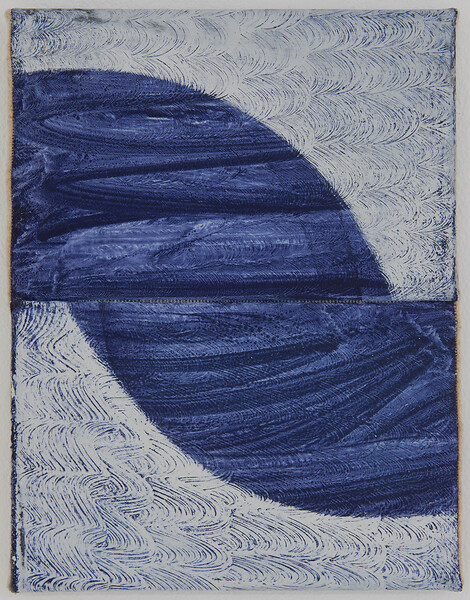 Blauer Bogen, 2024 &ndash; 31 x 24 cm; Tusche und Garn auf Loden; Foto: Annette Kradisch