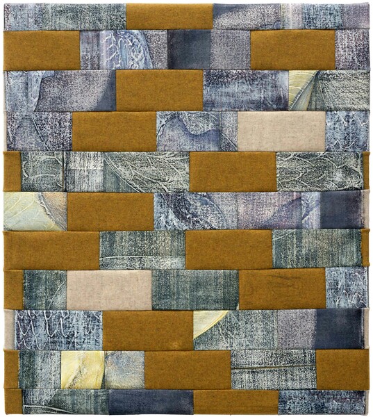 Im Karee, 2023 &ndash; 90 x 80 cm; Tusche, Kreidefarbe und Garn auf Loden; Foto: Studio Jasmin Schmidt