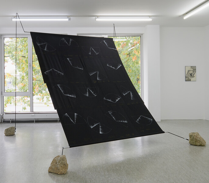 120 bis 160 Grad, 2024 &ndash; 300 x 240 cm; Kreidefarbe, Acrylmarker und Garn auf Loden; Foto: Annette Kradisch