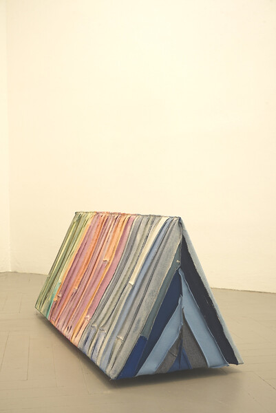 Keil/Zelt, 2025 &ndash; 140 x 47 x 50 cm; Kreidefarbe und Garn auf Loden; (Foto: Studio Jasmin Schmidt)