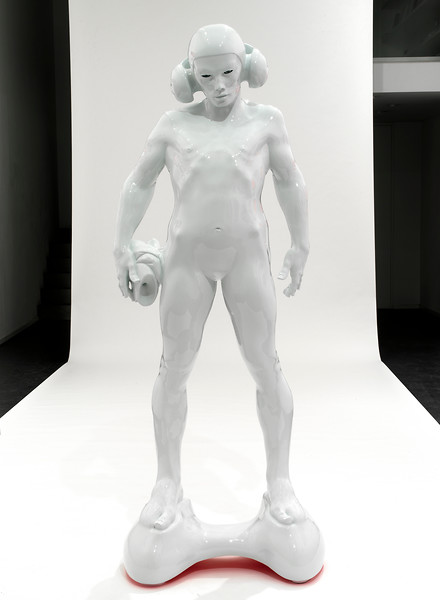 Monomon, 2002-2007 &ndash; 205x80x55 cm; Bronzeguss einbrandlackiert, Kryolithglas