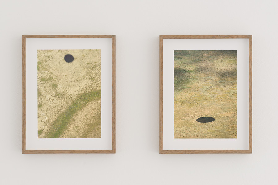 o. T. (Landing) aus einer Reihe von 5, 2017 – Unikate; 28 x 22 cm; Archiv Pigment Druck auf Photo Rag; aufkaschiert; gerahmt mit Eichholzleiste gebeizt
und entspiegeltem Museumsglas mit UV-Schutz