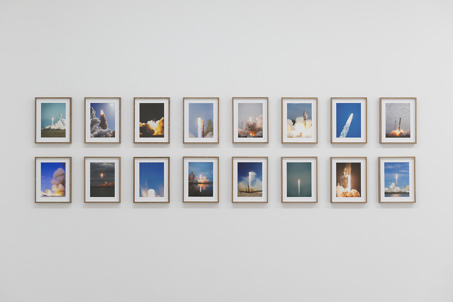 o. T. (Lift-off) aus einer Reihe von 86 Arbeiten, 2017 – Unikate; 28 x 22 cm; Archiv Pigment Druck auf Photo Rag; aufkaschiert; gerahmt mit Eichholzleiste gebeizt
und entspiegeltem Museumsglas mit UV-Schutz