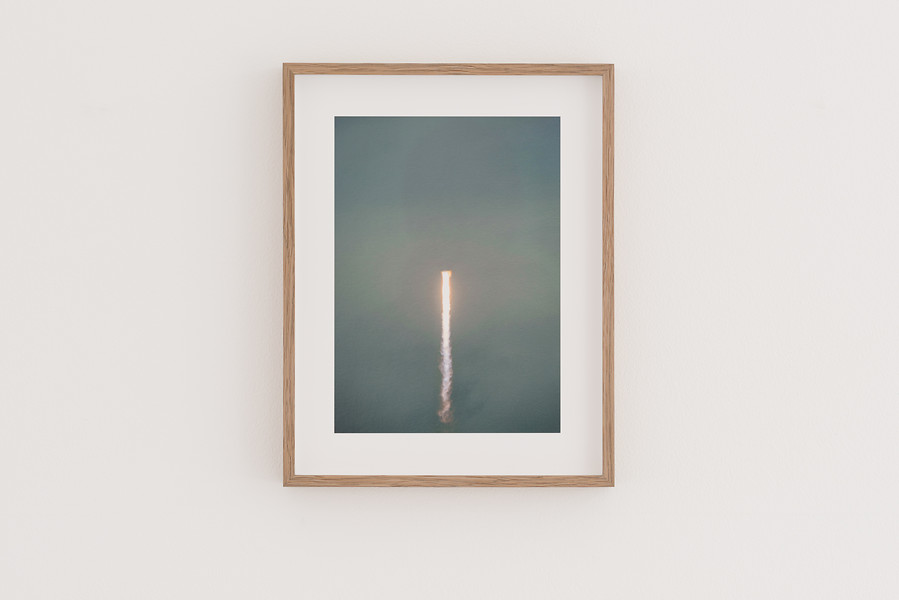 o. T. (Lift-off) aus einer Reihe von 86 Arbeiten, 2017 – Unikat; 28 x 22 cm; Archiv Pigment Druck auf Photo Rag; aufkaschiert; gerahmt mit Eichholzleiste gebeizt
und entspiegeltem Museumsglas mit UV-Schutz