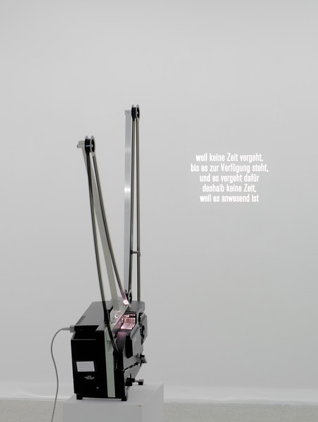 ohne Titel (Weil keine Zeit vergeht), 2012 – Maße variabel; 16mm Loop, 30 sec., Projektor