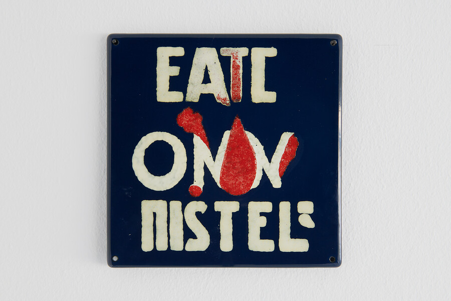 Deviation Sign No 3, 2024 &ndash; 25 x 25 cm; Emailliertes Blech; Foto: Annette Kradisch