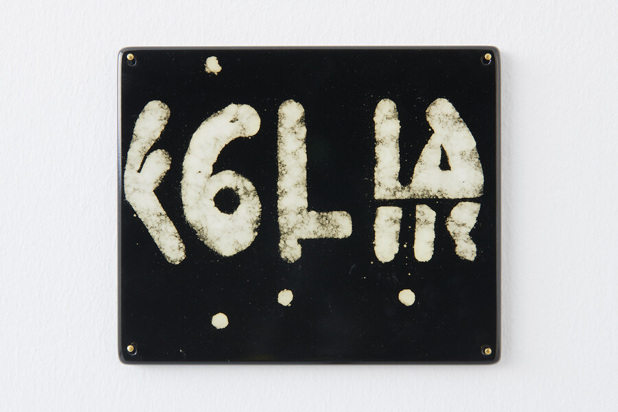 Deviation Sign No 1, 2024 &ndash; 20 x 24 cm; Emailliertes Blech; Foto: Annette Kradisch