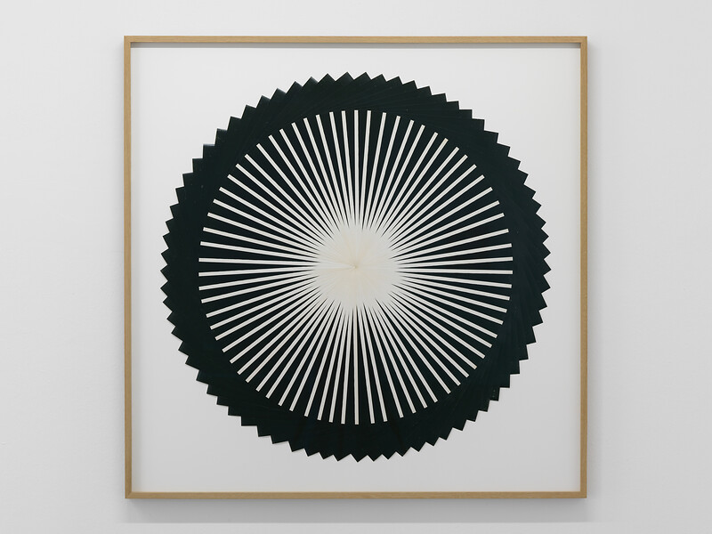 Susanne  Roth, Ohne Titel (großes Rad), 2012/2014 – Durchmesser 101 cm; Rahmen 110 x 110cm; Papier