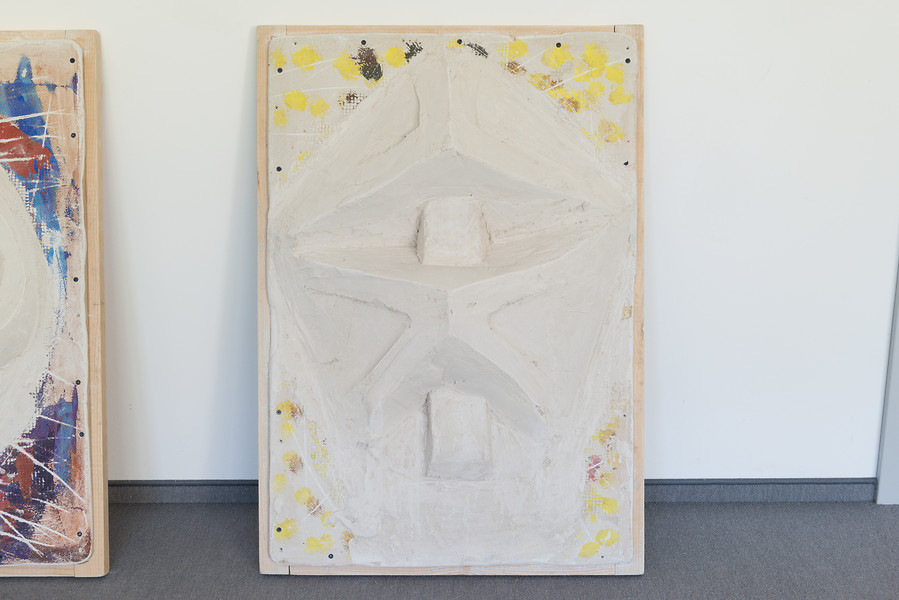Ohne Titel, 2019 – 90 x 63 cm; Mörtel, Putz auf Gipskarton und Holz; Foto: Annette Kradisch
