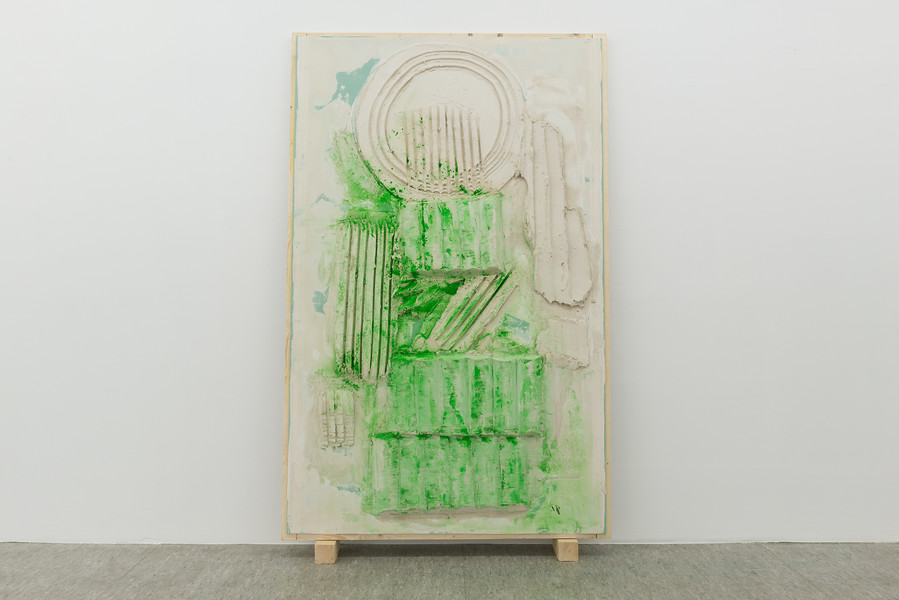 Ohne Titel, 2019 – 203 x 128 cm; Putz, Farbe, Pigment auf Gipskarton und Holz; Foto: Annette Kradisch