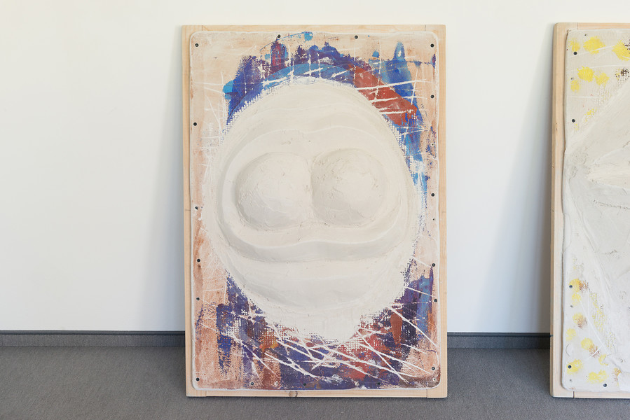 Ohne Titel, 2019 – 90 x 63 cm; Putz, Farbe auf Gipskarton und Holz; Foto: Annette Kradisch