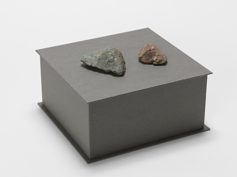 Susanne Roth, Bagatelle XXXX 2013/2014, – aus 41-teiliger Reihe; 16 x 16 x 8 cm; Pappe, Papier und ein Stein