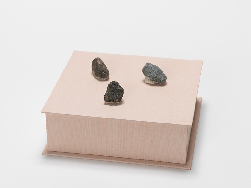 Susanne Roth, Bagatelle VIII, 2013/2014 – aus 41-teiliger Reihe; 19 x 20 x 6,5 cm; Pappe, Papier und drei Steine