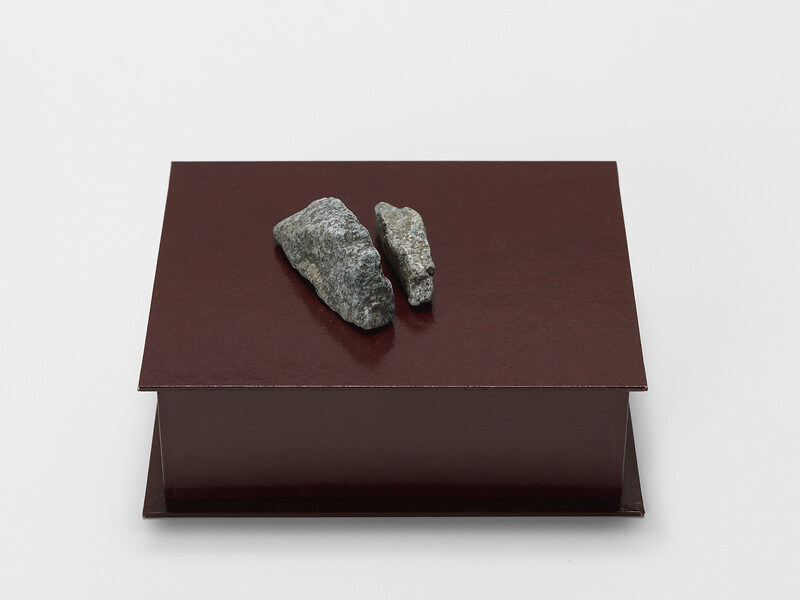 Susanne Roth, Bagatelle XXIV 2013/2014, &ndash; aus 41-teiliger Reihe; 18 x 21 x 6 cm; Pappe, Papier und zwei Steine