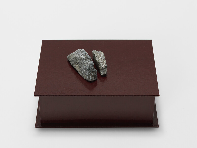 Susanne Roth, Bagatelle XXIV 2013/2014, – aus 41-teiliger Reihe; 18 x 21 x 6 cm; Pappe, Papier und zwei Steine