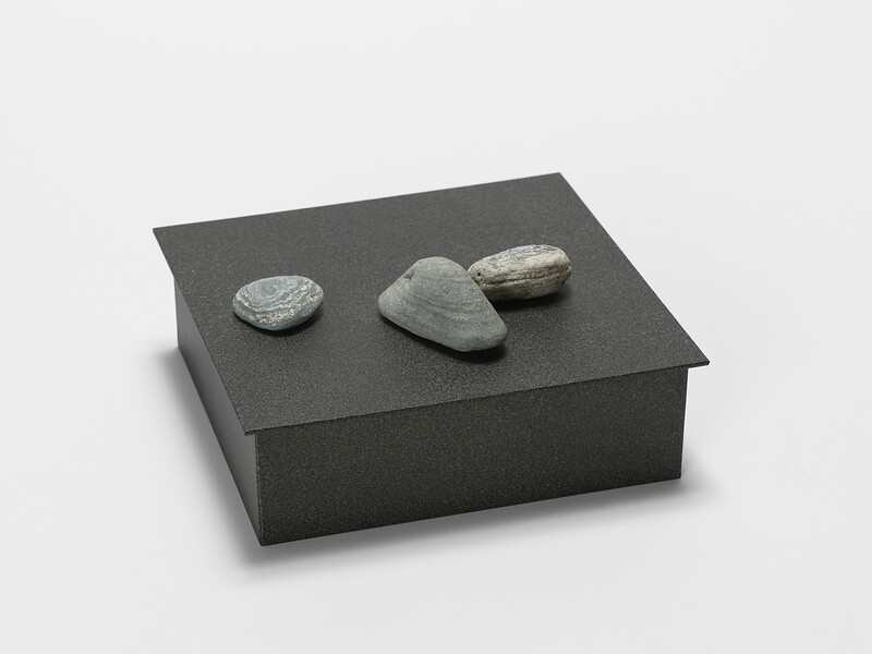 Susanne Roth, Bagatelle V, 2013/2014 – aus 41 teiliger Reihe; 18 x 20 x 7 cm;
Pappe, Papier und drei Steine