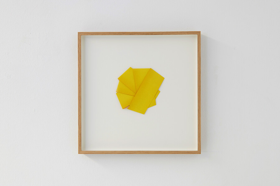 dedans, 2022 (Ed. 7/25) &ndash; Durchmesser ca. 12 cm, gerahmt 30 x 30 cm; Papier; Foto: Annette Kradisch