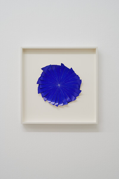 Wohin des Wegs  (Ed. 2/12), 2025 &ndash; Durchmesser ca. 20 cm, Papier übereinander liegend, mit Skalpell bearbeitet (Foto: Annette Kradisch)