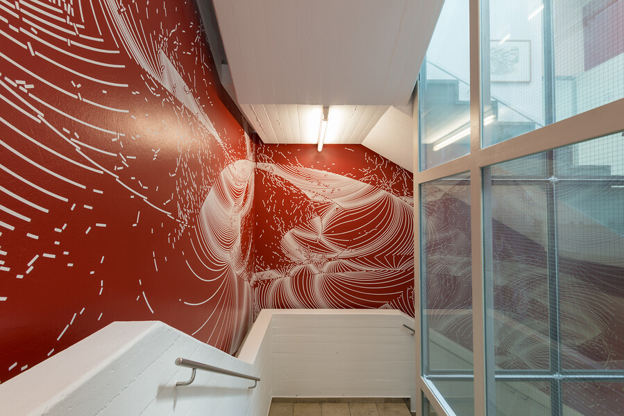 „1/32 Sekunde entfernt vom Silicon Valley", Wandzeichnung #39 , 2021 &ndash; Treppenaufgang Oechsner Galerie im Atelier- und Galeriehaus Defet; 62 qm; weißer Vinylfolien-Plot nach Tuschezeichnung auf Acryllack; Foto: Annette Kradisch