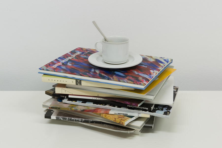 schwarz und süß, 2006 – Ed. 6+1; 45 x 30 x 25 cm; Kaffeetasse, Kaffee, Motor, Elektronik, Kunstbücher