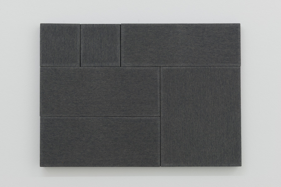 T-Shirt grau, 2018 &ndash; 43 x 60,5 cm; Stoff, Holz; Foto: Annette Kradisch