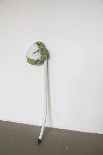 ohne Titel, 2017 – 74 x 19 x 27 cm; Gips, Zement, Pigment, Stahl, Lackfarbe, Kunststoff