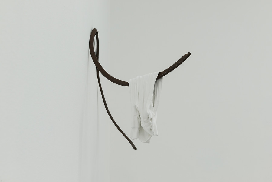 ohne Titel, 2020 – 65 x 39 x 35 cm, Textil, Kunststoff, Pigment, Stahl; Foto Annette Kradisch