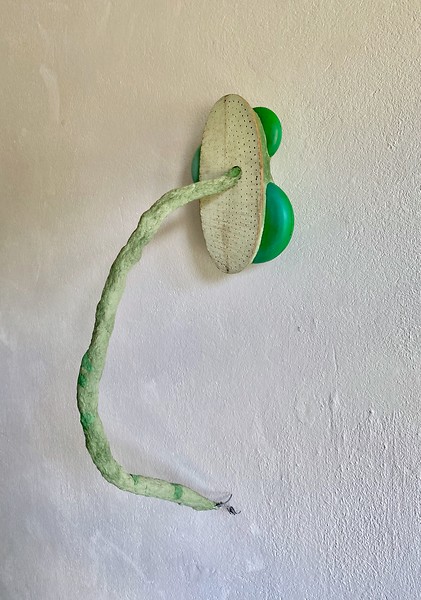 ohne Titel, 2020 &ndash; 60 x 18 x 25 cm; Holz, Kunststoff, Stahl, Papiermaché, Acrylfarbe