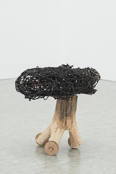 Fanfar, 2020 &ndash; 36 x 35 x 37 cm; Holz, Stahl, Kunststoff; Foto: Annette Kradisch