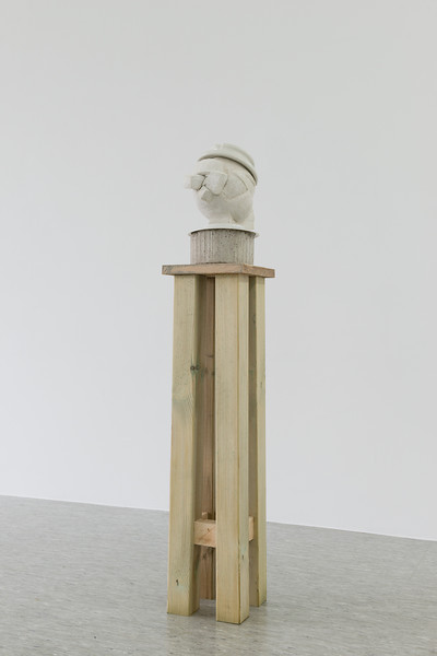 Humihu (Hommage an Picasso), 2020 – 127 x 23 x 27 cm; Kunststoff, Beton, Porzellan, Pigment, Holz; Foto: Annette Kradisch
