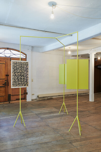 Ohne Titel (für D.), 2025 - Installation &ndash; Drei Aquarelle auf Papier, Acrylglas, Metall, Lack; Höhe: 249 cm, Länge und Breite: variabel (Foto: Annette Kradisch)