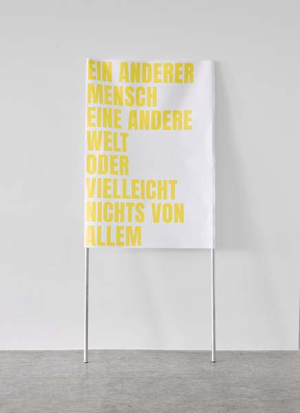 Wichtige Gedanken für den Ernstfall, 2020 – 200 x 84 cm; Digitaldruck auf Leinen, Alugestänge; Foto: Tim Hufnagl