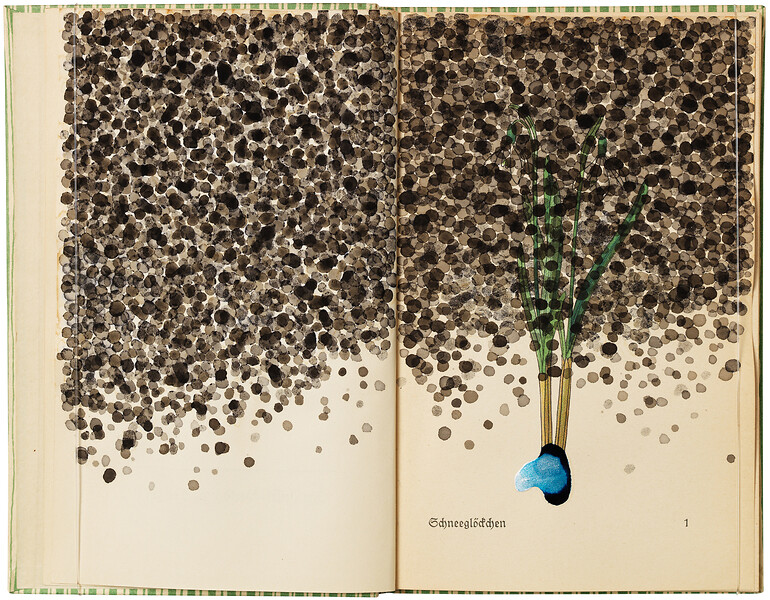 Ohne Titel (aus der Serie bearb. Bücher - Inselbücherei), 2018 &ndash; 12 x 36,6 x 1,5 cm; Tusche, Insel Bücherei Nr. 281, Nylon; Foto: Annette Kradisch