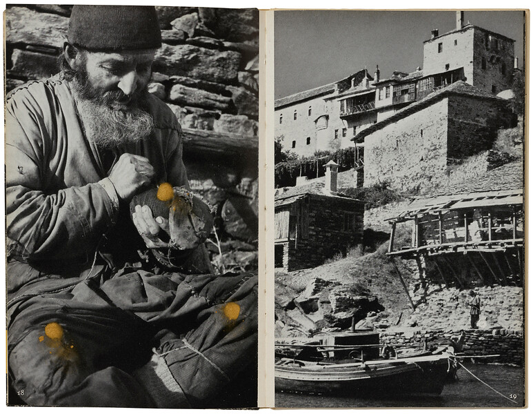 Ohne Titel (aus der Serie bearb. Bücher - Inselbücherei), 2020 &ndash; 18,4 x 24,2 x 2 cm; Insel Bücherei Nr. 744, Tusche, Nylonfaden; Foto: Annette Kradisch