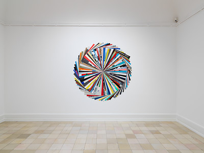 Susanne Roth "quod libet", 2017 – Durchmesser ca. 214 cm; Wandinstallation aus 79 Plakaten der Kunsthalle Nürnberg; Courtesy Oechsner Galerie
