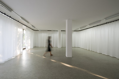 Installationsansicht: Ausstellung "Ende Gelände" Michael Schrattenthaler - Vorhang, 2010, Oechsner Galerie Nürnberg, Foto: Annette Kradisch