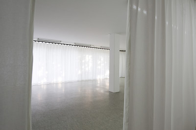 Installationsansicht: Ausstellung "Ende Gelände" Michael Schrattenthaler - Vorhang, 2010, Oechsner Galerie Nürnberg, Foto: Annette Kradisch