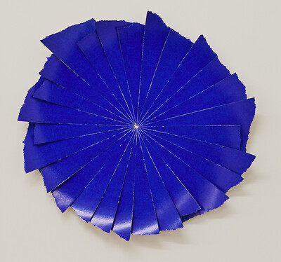 Susanne Roth, Wohin des Wegs  (Ed. 2/12), 2025 &ndash; Durchmesser ca. 20 cm, Papier übereinander liegend, mit Skalpell bearbeitet (Foto: Annette Kradisch)