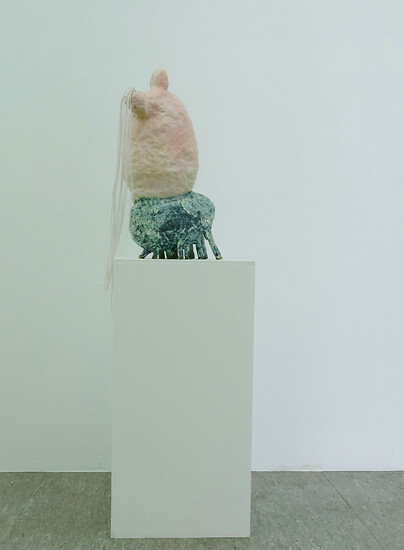 Olivia Pils, They live, 2021 – 60 x 40 x 20 cm; Keramik, künstliches Haar; (Foto: Felix Höfer)