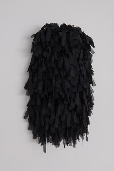 Christiane Bergelt, dolore profondo, 2023 &ndash; 65 x 52 x 13 cm; Chiffon, Drahtgitter; Foto: Annette Kradisch