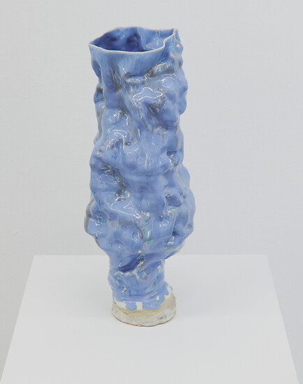 Sarah Pschorn, Cloudy 35, 2022 – 42x17x16 cm; Porzellan, Ton, Glasur, Lüster; Foto: Annette Kradisch