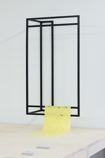 Caroline Bayer, "Hochhaus", 2017 &ndash; H 116 cm B 68 cm T 93 cm; Holz lackiert, Papierschnitt; Foto: Annette Kradisch