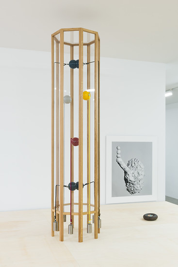 Andreas Oehlert,  "Division", 2017 – 199 x 50 x 50 cm; Eichenholz, Acrylglas, farbige Seile, Messing, Lack; Foto: Annette Kradisch